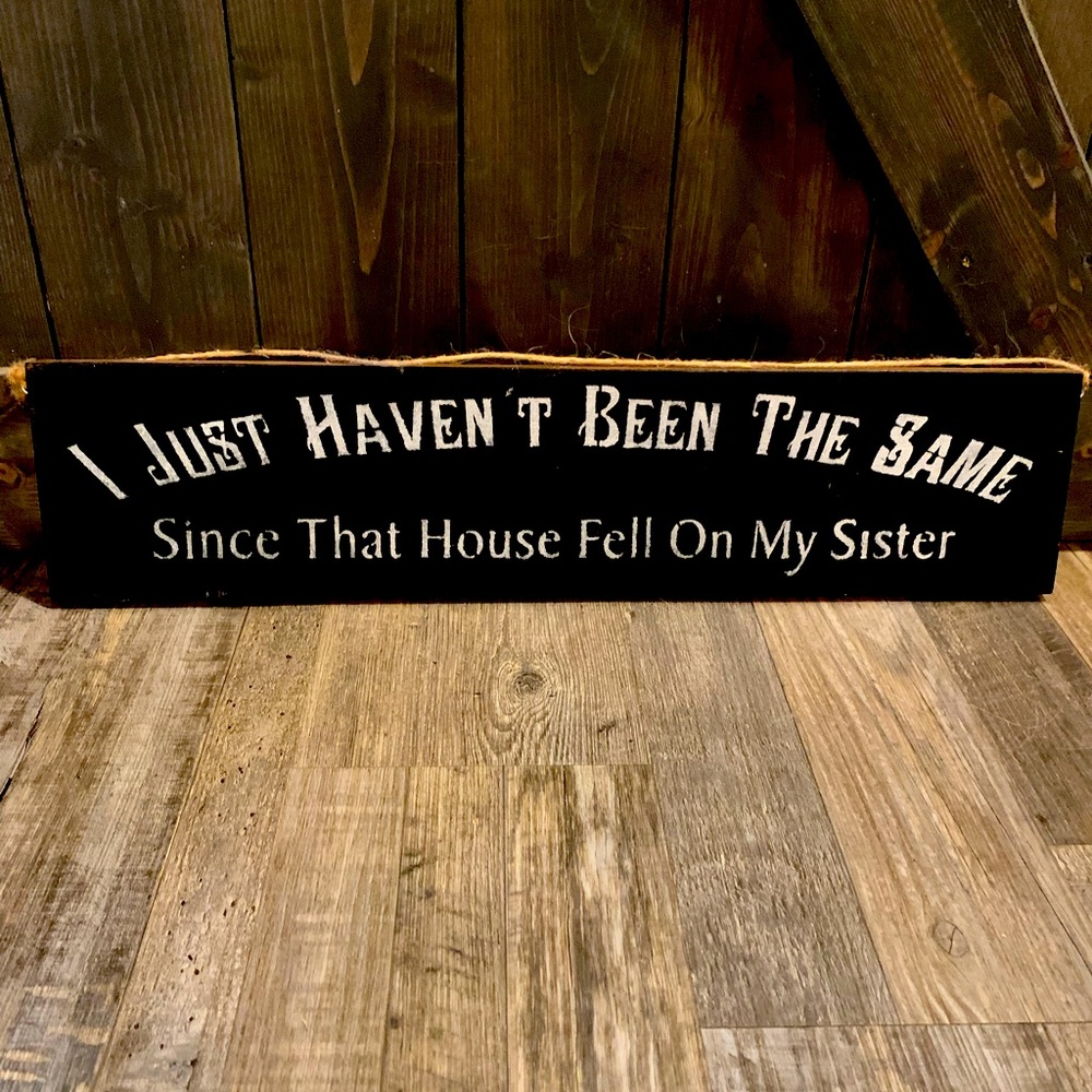 Wizard of oz sign with twine hanger.